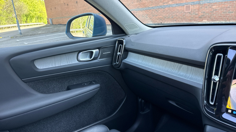 Volvo XC40 2.0 B3P Ultra Dark 5dr Auto Petrol Estate